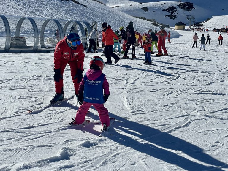 Escuela de Esquí y Snowboard Fuentes de Invierno